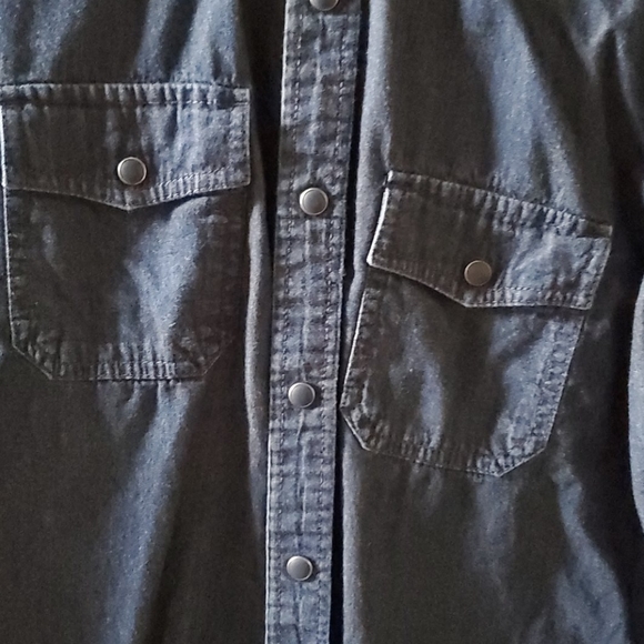 American Rag Mens  jean snap button down shirt with button cuffs. - Picture 2 of 4